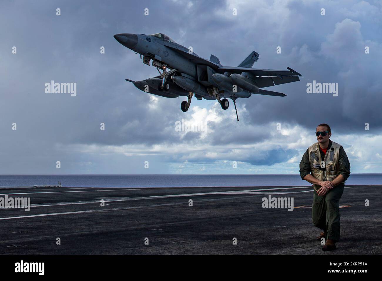 240810-N-NH911-1285 PACIFIC OCEAN (10 agosto 2024) il tenente Craig Darling, di Johnstown, N.Y., assegnato all'Airborne Command & Control Squadron (VAW) 117, è un F/A-18E Super Hornet, assegnato allo Strike Fighter Squadron (VFA) 151, si prepara a fare un atterraggio arrestato sul ponte di volo della portaerei classe Nimitz USS Abraham Lincoln (CVN 72). Abraham Lincoln, ammiraglia del Carrier Strike Group Three, sta conducendo operazioni di routine nell'area delle operazioni della 7th Fleet degli Stati Uniti. La U.S. 7th Fleet è la più grande flotta numerata della US Navy schierata in avanti, e interagisce di routine con un Foto Stock