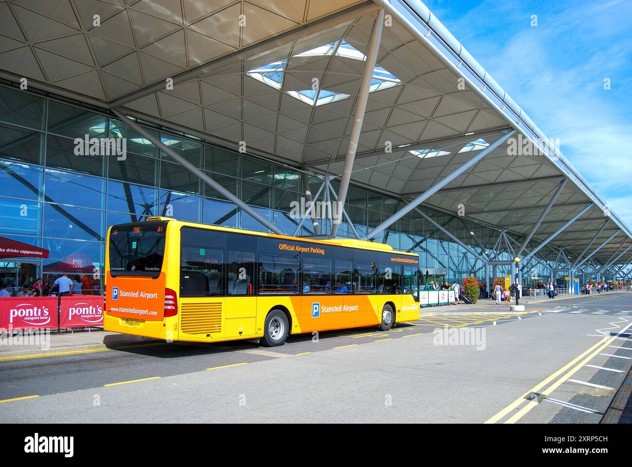 Terminale a livello di partenza, London Stansted Airport, Stansted Mountfitchet, Essex, Inghilterra, Regno Unito Foto Stock