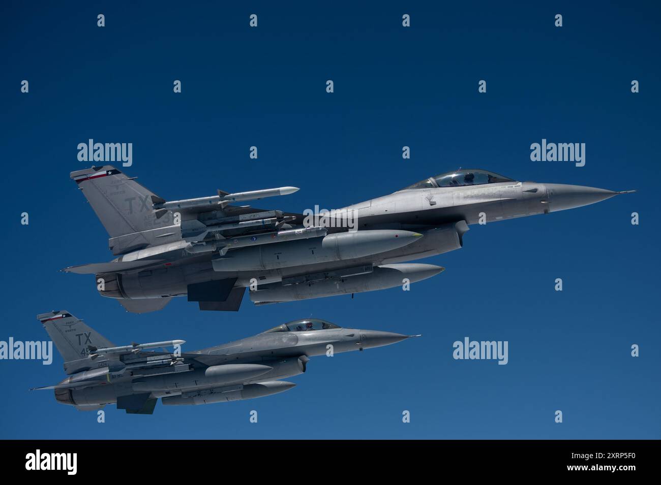 Gli F-16 Fighting Falcons della U.S. Air Force assegnati al 706th Aggressor Squadron partecipano all'esercitazione Bamboo Eagle 24-3 con gli equipaggi del 32nd Air Refueling Squadron sull'Oceano Pacifico, 9 agosto 2024. Come parte del 305th Air Mobility Wing, il 32nd ARS gestisce gli aeromobili KC-46 Pegasus che conducono missioni di rifornimento aereo necessarie per sostenere le missioni di mobilità aerea su scala globale. Durante IL BE 24-3, le risorse dell'Air Mobility Command supportarono i combattenti che implementavano la generazione di potenza di combattimento a tutti i domini da posizioni di base disaggregate in tutta la parte occidentale degli Stati Uniti, insieme a distribuite Foto Stock