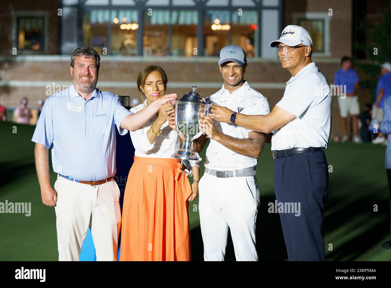 Greensboro, North Carolina, Stati Uniti. 11 agosto 2024. AARON RAI ha ricevuto il suo trofeo dopo aver vinto il Wyndham Championship 2024 al Sedgefield Country Club di Greensboro, NC. (Credit Image: © Josh Brown/ZUMA Press Wire) SOLO PER USO EDITORIALE! Non per USO commerciale! Crediti: ZUMA Press, Inc./Alamy Live News Foto Stock