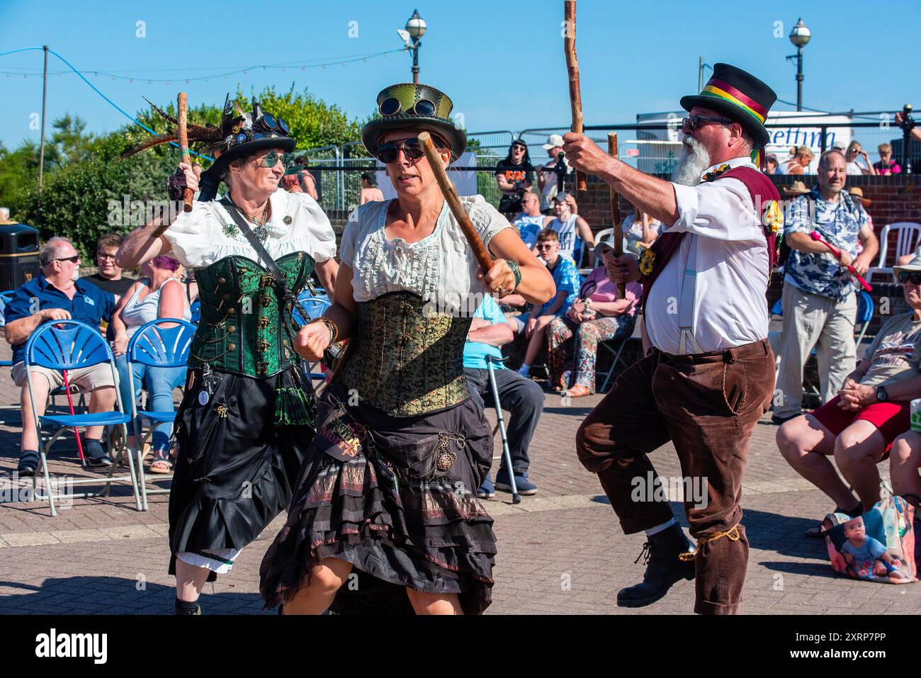 Broadstairs, Regno Unito. 11 agosto 2024. Il gruppo Steampunk Morris si esibisce a Broadstairs. La Broadstairs Folk Week è un festival organizzato in modo indipendente. È iniziato nel 1965 per celebrare la danza popolare inglese. Nel corso degli anni concerti, laboratori e sfilate si sono aggiunti al programma. (Foto di Krisztian Elek/SOPA Images/Sipa USA) credito: SIPA USA/Alamy Live News Foto Stock