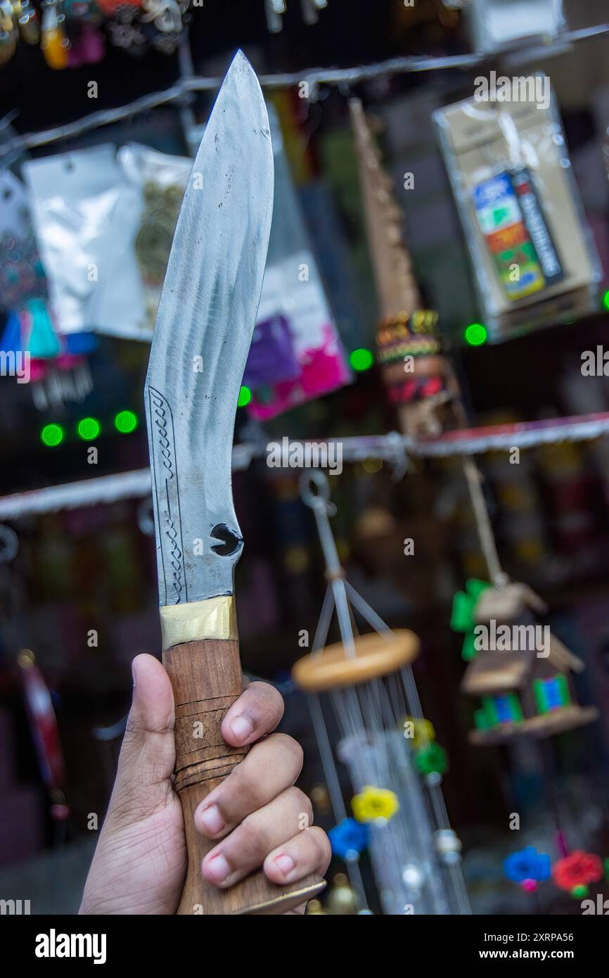 Il kukri è l'arma nazionale del Nepal, tradizionalmente servendo il ruolo di un coltello di base per i Gurkha di lingua nepalese Foto Stock