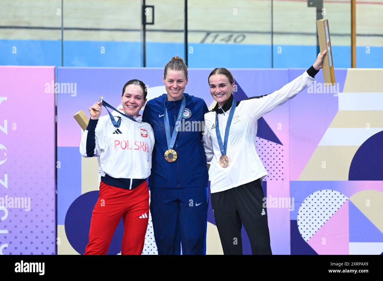 Daria Pikulik ( POL ) Medaglia d'Argento, Jennifer Valente ( USA ) Medaglia d'Oro, Ally Wollaston ( NZL ) Medaglia di Bronzo, pista ciclabile, Omnium femminile#39;S durante i Giochi Olimpici di Parigi 2024 l'11 agosto 2024 al Velodrome National di Saint-Quentin-en-Yvelines, Francia Foto Stock