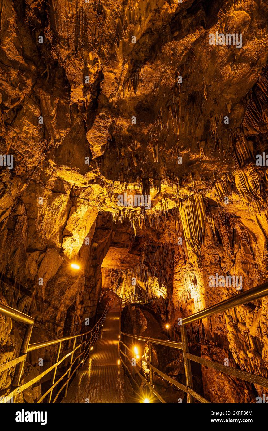 Die DamlataÅü Höhle in der Nähe von Alanya die ca. 11km von Alanya entfernte Höhle befindet sich auf dem westlichen Abhang des Cebeli Reis Berges, 232m über dem Meeresspiegel. Die 360m lange e 10-15m breite Höhle besteht aus vier Galerien. In der Höhle finden sich zahlreiche Stalaktite- stalagmite- und Travertinebildungen. AM Höhlenende befindet sich ein kleiner SEE mit einer Fläche von ca. 200 Quadratmetern. Alanya Antalya Türkei *** la grotta di DamlataÅü vicino ad Alanya la grotta si trova a circa 11 km da Alanya sul versante occidentale del Monte Cebeli Reis, a 232 m sul livello del mare, lungo 360 m a Foto Stock