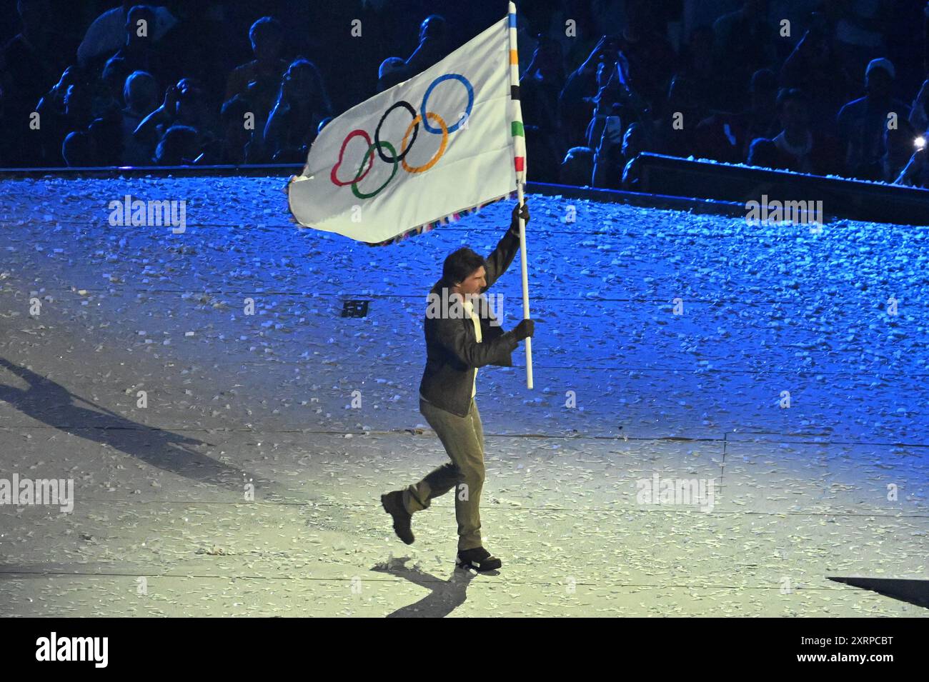 Parigi, Stati Uniti. 11 agosto 2024. Tom Cruise prese la bandiera olimpica, la fissò su una motocicletta e uscì dallo stadio attraverso una folla di atleti durante la cerimonia di chiusura delle Olimpiadi estive di Parigi 2024 allo Stade de France, 11 agosto 2024, Parigi, Francia. Los Angeles ospiterà i Giochi nel 2028. (Foto di Anthony Behar/Sipa USA) credito: SIPA USA/Alamy Live News Foto Stock