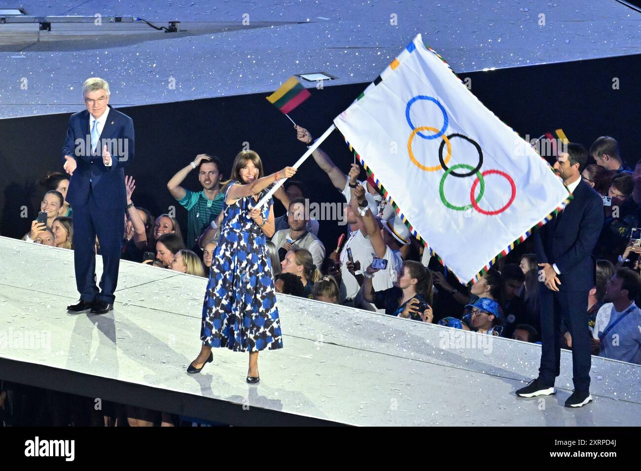 Parigi, Stati Uniti. 11 agosto 2024. Anne Hidalgo, sindaco di Parigi (C) inonda la bandiera olimpica accanto a Thomas Bach (L), presidente del Comitato olimpico internazionale, e Tony Estanguet (R), presidente del comitato organizzatore di Parigi 2024, durante la cerimonia di chiusura delle Olimpiadi estive di Parigi 2024 allo Stade de France, 11 agosto 2024, Parigi, Francia. (Foto di Anthony Behar/Sipa USA) credito: SIPA USA/Alamy Live News Foto Stock