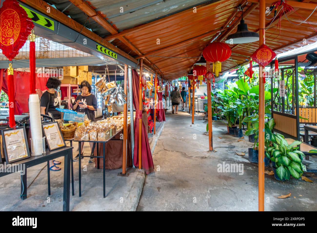 Percorso coperto che conduce alla food Court del JJ Garden a Tanjung Bungah, Penang, Malesia, decorato con lanterne rosse cinesi. Foto Stock