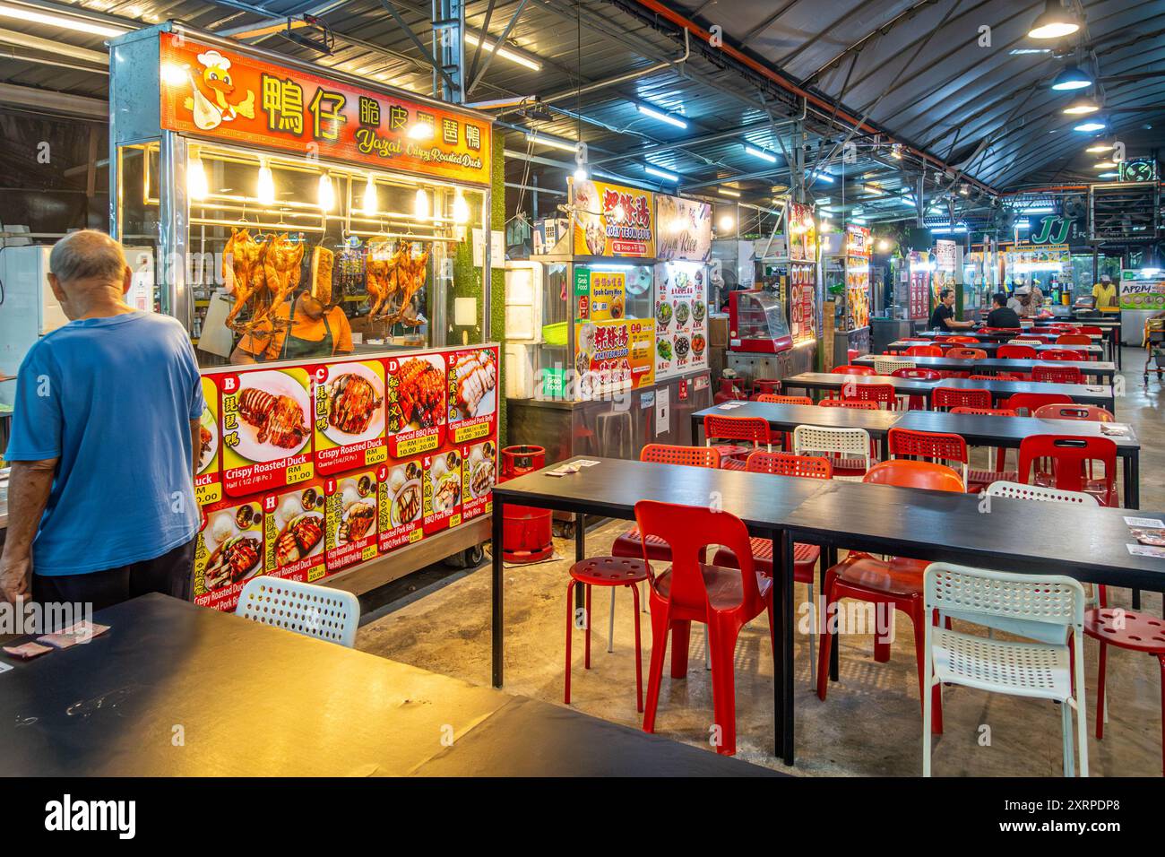 Venditori di cibo che vendono cibo al JJ Garden Food Court a Tanjung Bungah, Penang, Malesia Foto Stock