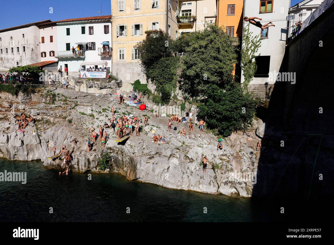 Kanal OB Soci, Slovenia. 11 agosto 2024. Un uomo salta da un ponte alto 17 metri durante una gara di immersioni a Kanal ob, quindi Venti partecipanti hanno preso parte al 35° evento internazionale di bridge diving. Credito: SOPA Images Limited/Alamy Live News Foto Stock