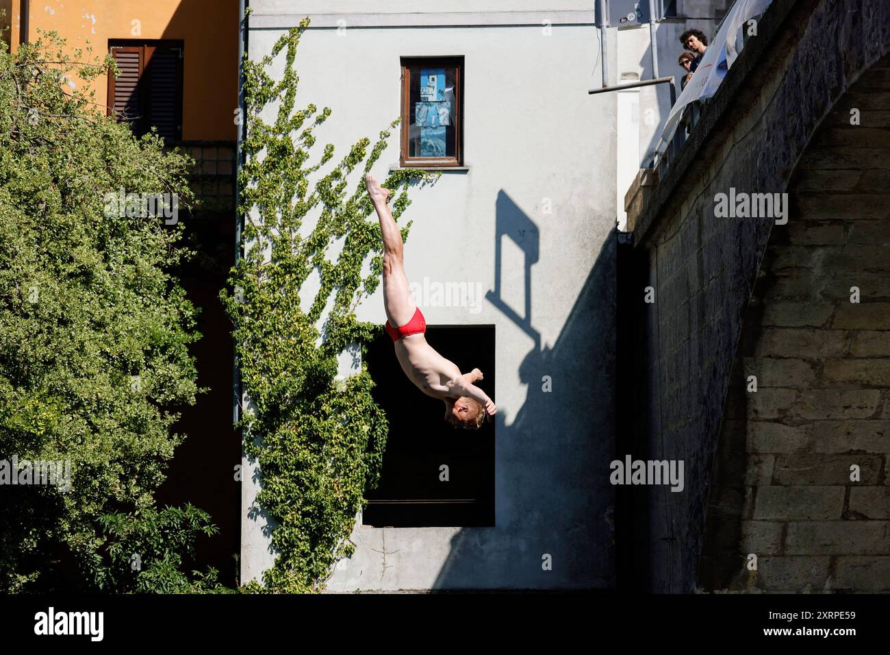 Kanal OB Soci, Slovenia. 11 agosto 2024. Un uomo salta da un ponte alto 17 metri durante una gara di immersioni a Kanal ob, quindi Venti partecipanti hanno preso parte al 35° evento internazionale di bridge diving. Credito: SOPA Images Limited/Alamy Live News Foto Stock