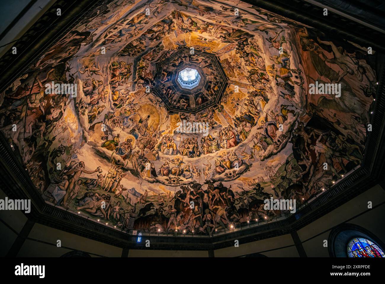 Dettagli dei dipinti interni della cupola del Duomo nella famosa città medievale di Firenze, Italia Foto Stock