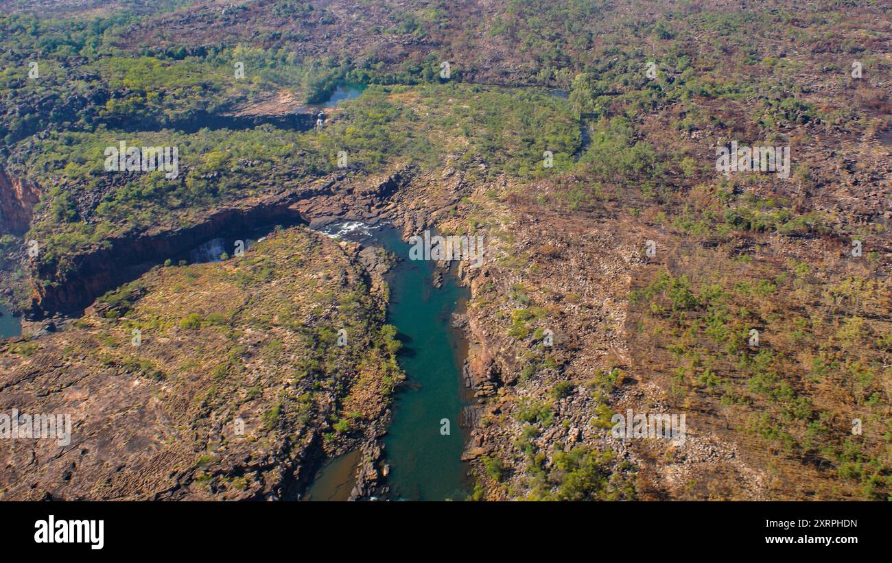 Mitchell scorre verso Mitchell Falls con Big Mertens Falls sullo sfondo, Kimberleys, Australia Occidentale, vista aerea Foto Stock