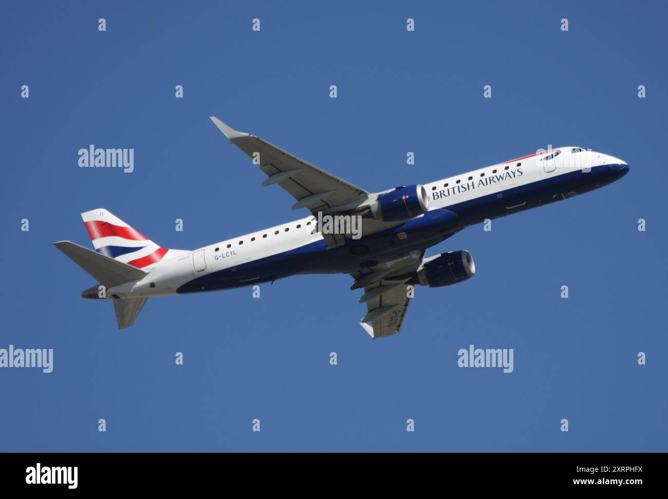 Un Embraer 190-100SR della British Airways Cityflyer parte dall'aeroporto di Gatwick Foto Stock