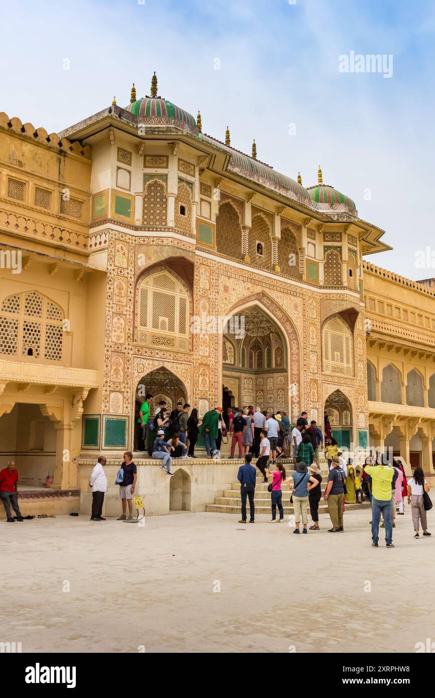 Persone nell'edificio Ganesh Pol dell'Amber Fort a Jaipur, India Foto Stock