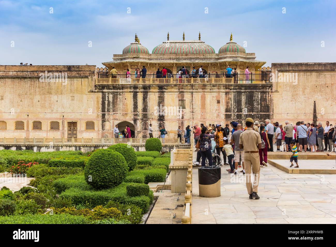Persone al cortile centrale del Forte Amber a Jaipur, India Foto Stock