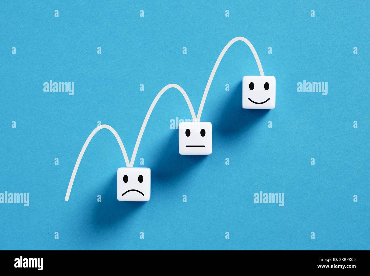 La soddisfazione del cliente aumenta con ogni interazione, rappresentata da emoji con espressioni mutevoli su sfondo blu. Foto Stock