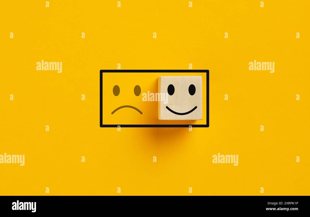 Il cubo di legno è la scelta dell'icona dell'umore felice rispetto all'icona dell'umore triste, che rappresenta il concetto di buon feedback e soddisfazione positiva del cliente o del cliente. Foto Stock