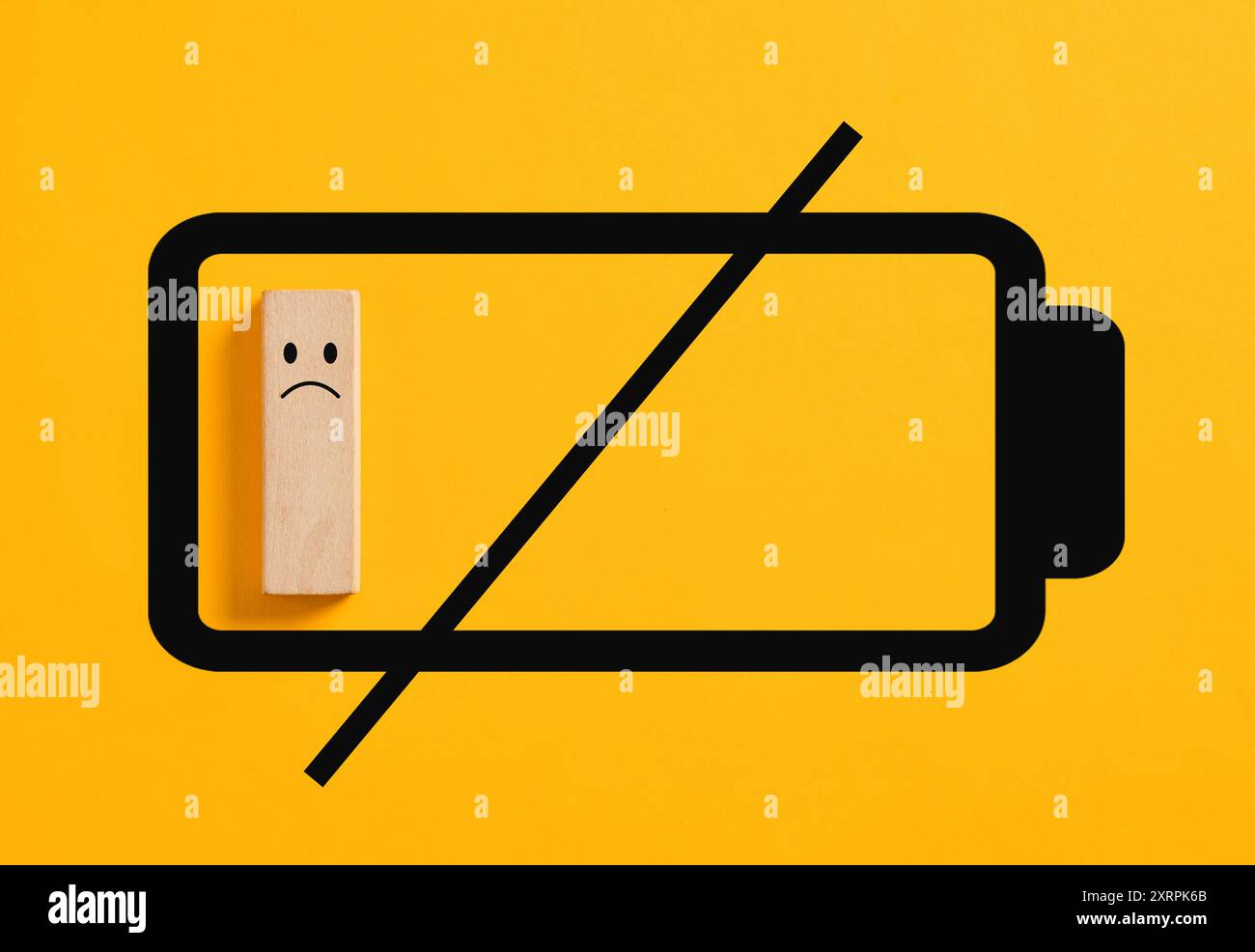 Il simbolo della batteria scarica con un volto triste rappresenta il concetto di esaurimento emotivo e esaurimento. Batteria scarica, scarica o scarica. Foto Stock