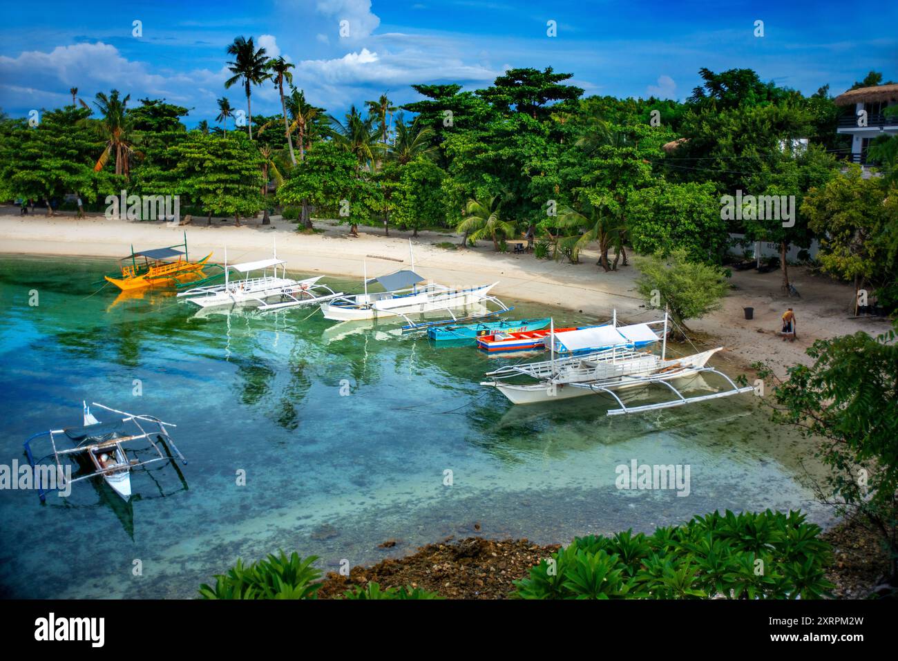 Barche tradizionali ormeggiate sulla spiaggia di Logon, sull'isola di Malapascua, Cebu, Filippine, la spiaggia più famosa di Malapascua è Bounty Beach, a sud di Th Foto Stock