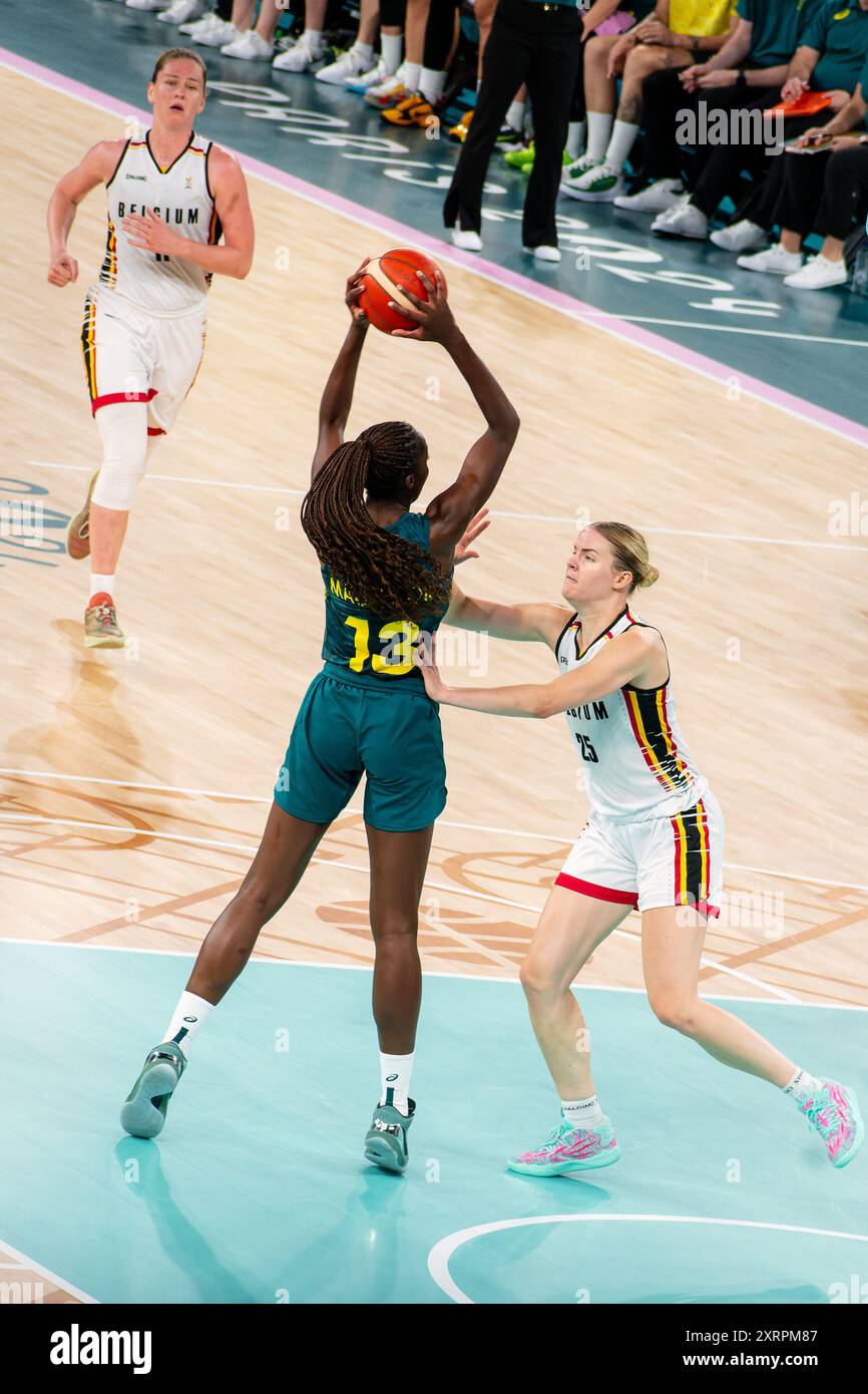 Parigi, Francia, 11 agosto 2024. Pallacanestro femminile 3° posto partita - Australia contro Belgio - Becky Massey spinge Ezi Magbegor mentre sta sparando - Jacques Julien / Alamy Live News Foto Stock