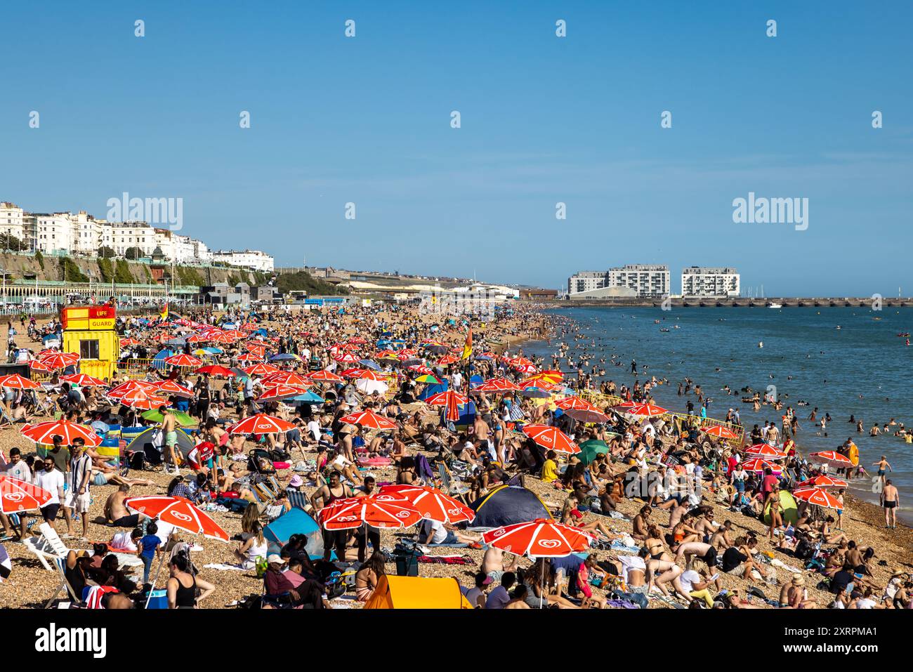 Brighton, Regno Unito - 11 agosto 2024 - folle sulla spiaggia durante un'ondata di caldo Foto Stock