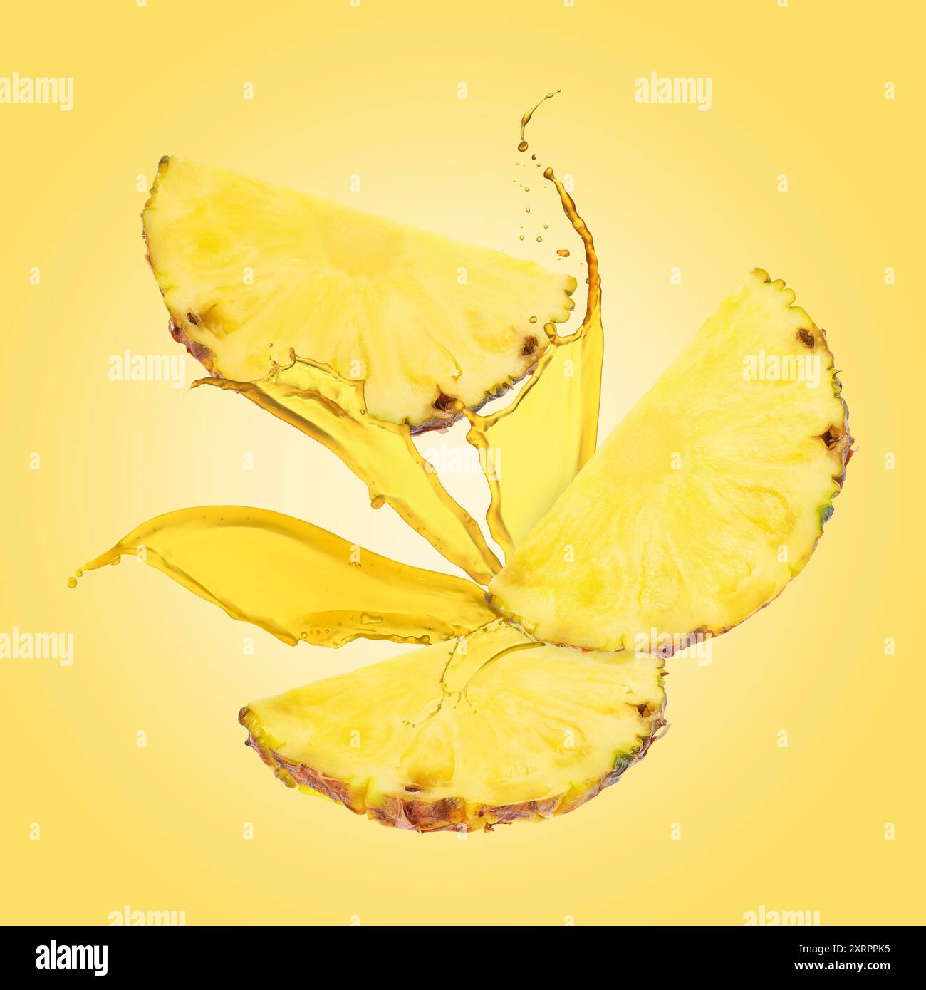 Spremute e fette di ananas in aria su sfondo giallo Foto Stock