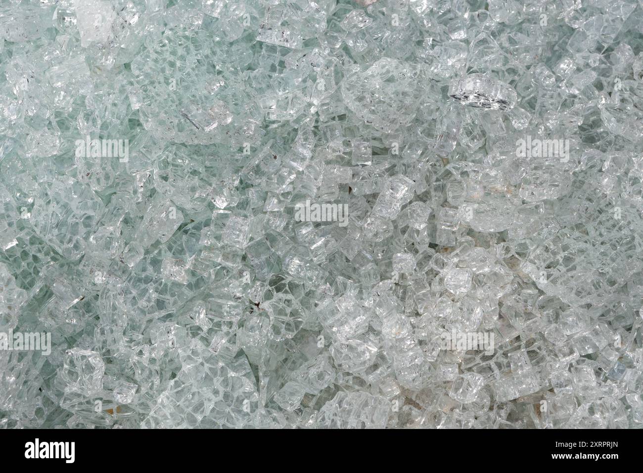 Pezzi di vetro frantumato con forme irregolari Foto Stock