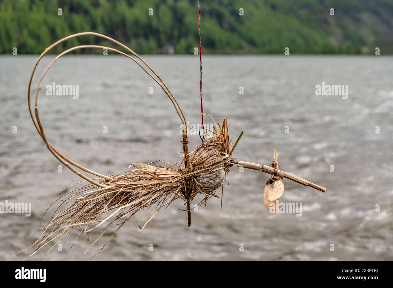 Campanello di paglia fatto a mano in un lago in Svizzera Foto Stock