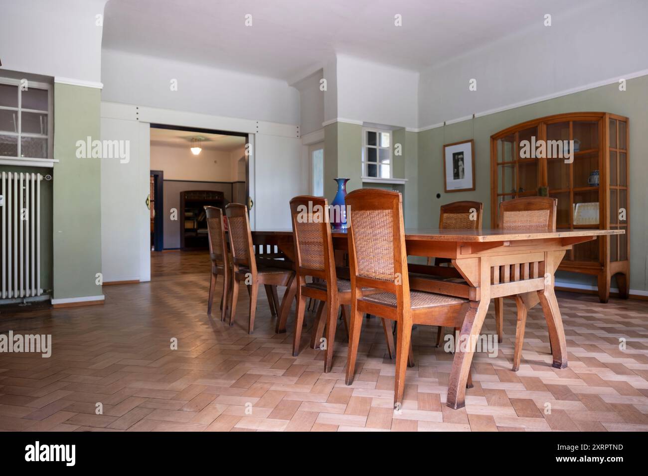 Sala da pranzo con mobili nella Haus Hohe Pappeln, l'ex casa dell'architetto e designer belga Henry van de Velde Foto Stock