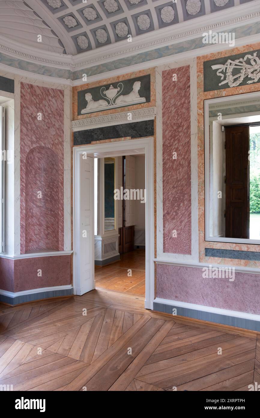 Camera decorata con stucco, ornamenti dipinti e rilievi nella Casa Romana nel Parco presso l'ILM di Weimar. Patrimonio dell'umanità dell'UNESCO Foto Stock