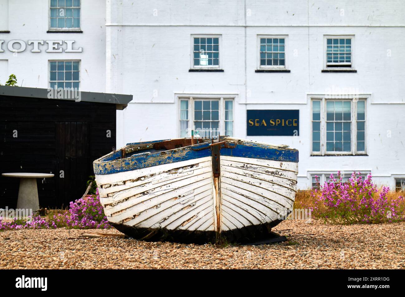 Vecchio peschereccio di legno sul lungomare di Aldeburgh, Suffolk, Inghilterra Foto Stock