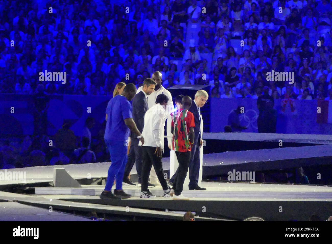 Stade de France, 93200 St Denis, Francia, 11 agosto 2024. Con il presidente francese Emmanuel Macron e Thomas Bach, presidente del Comitato Olimpico Internazionale e presidente del Comitato Organizzatore Olimpico di Parigi 2024 Tony Estanguet, la bandiera olimpica è passata dal sindaco di Parigi Ann Hidalgo al sindaco di Los Angeles Karen Bass, che momentaneamente passa la bandiera alla stella olimpica Simone Biles -- un rituale olimpico che indica l'apice delle cerimonie di chiusura olimpiche e il sipario per le Olimpiadi di Parigi del 2024. Crediti: ©Julia Mineeva/EGBN TV News/Alamy Live News Foto Stock