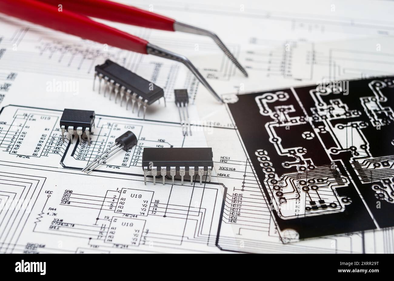 Componenti e strumenti elettronici su un piano tecnico per la progettazione di schede a circuito stampato. Foto Stock