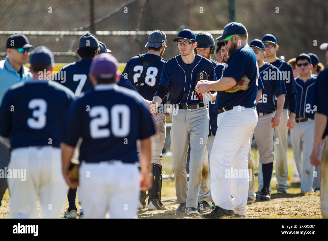 Le squadre di baseball stringono la mano dopo una partita Foto Stock
