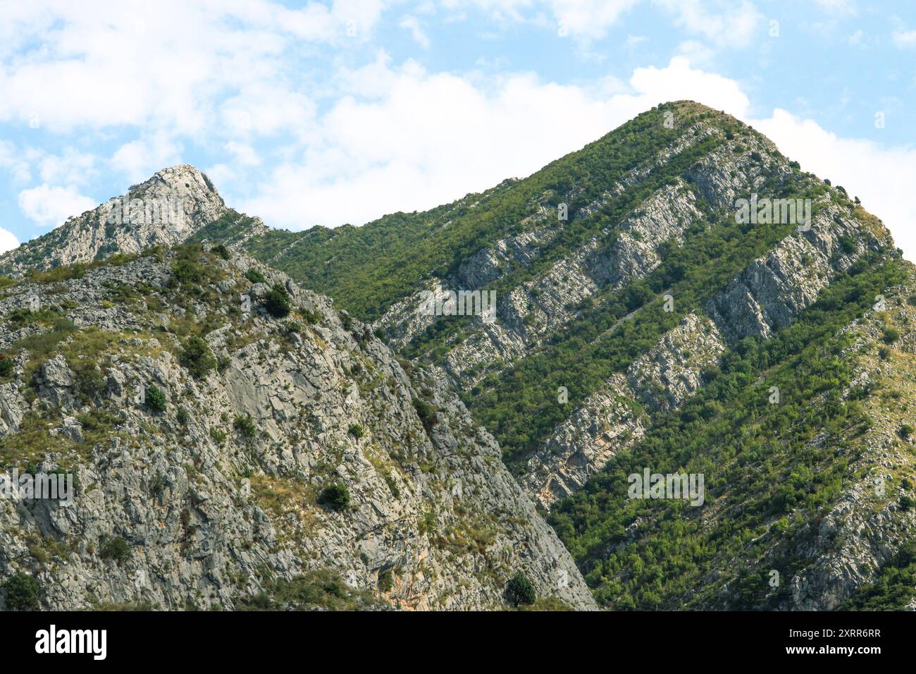 Cieli blu e montagne di Cattaro, Montenegro Foto Stock