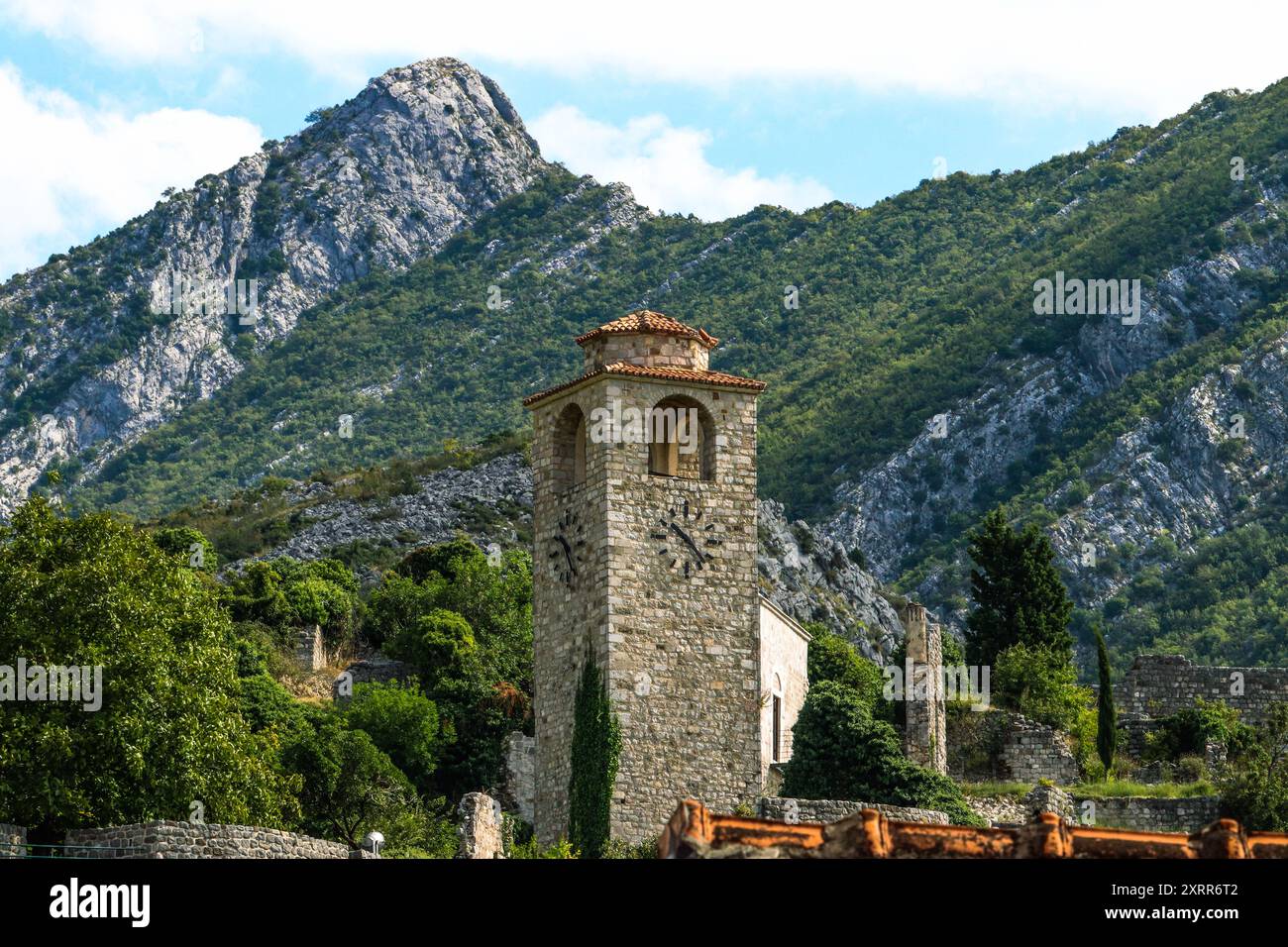 Montagne ondulate e Torre dell'orologio a Cattaro, Montenegro Foto Stock