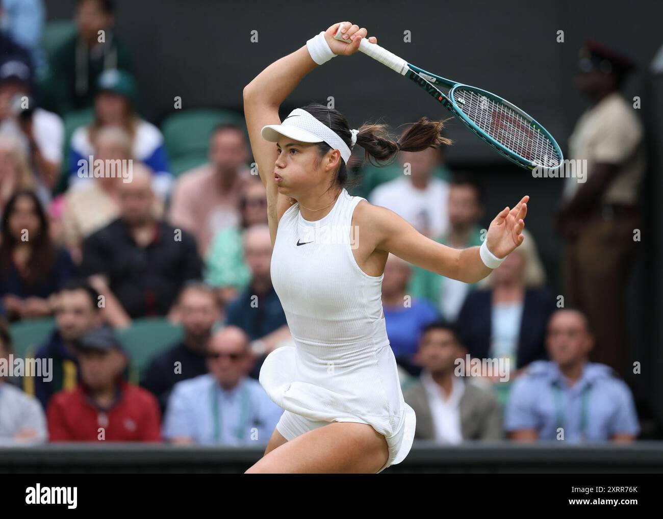 La tennista britannica Emma Raducanu in azione ai Campionati di Wimbledon 2024, Londra, Inghilterra. Foto Stock