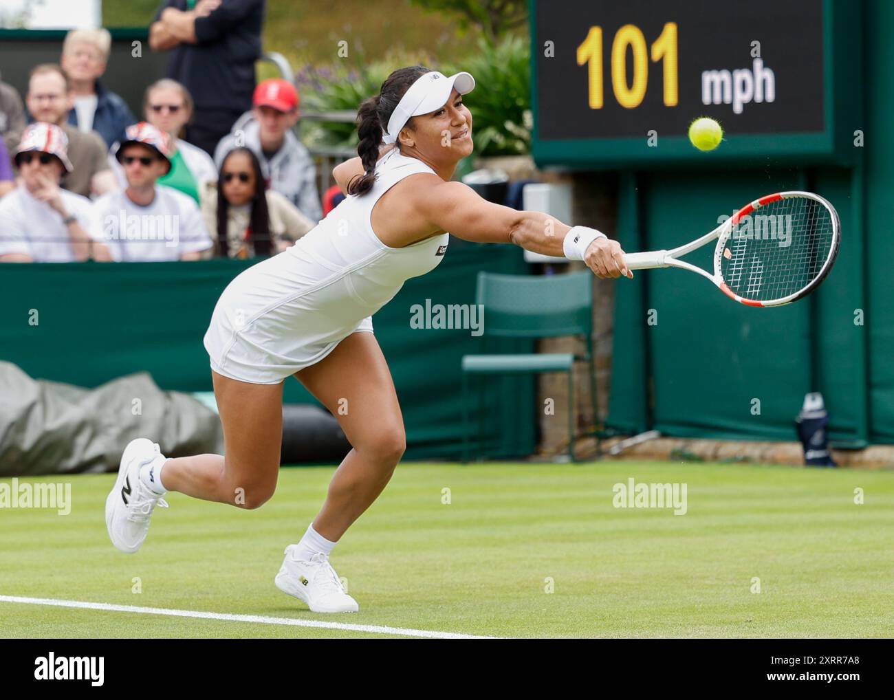 La tennista britannica Heather Watson in azione ai Campionati di Wimbledon 2024, Londra, Inghilterra. Foto Stock