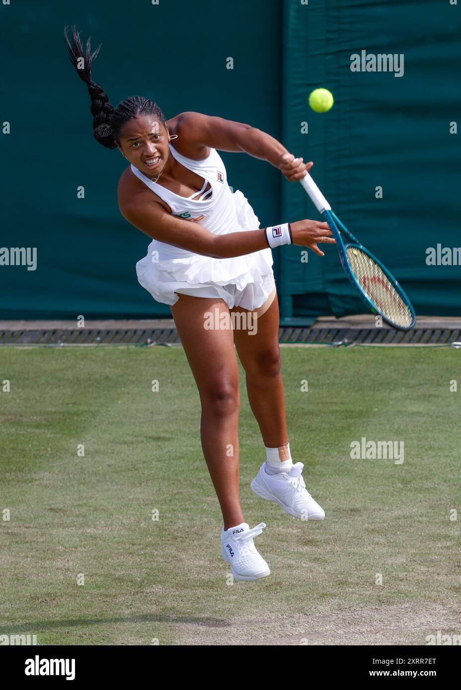 Il tennista STATUNITENSE Robin Montgomery in azione ai campionati di Wimbledon 2024, Londra, Inghilterra. Foto Stock