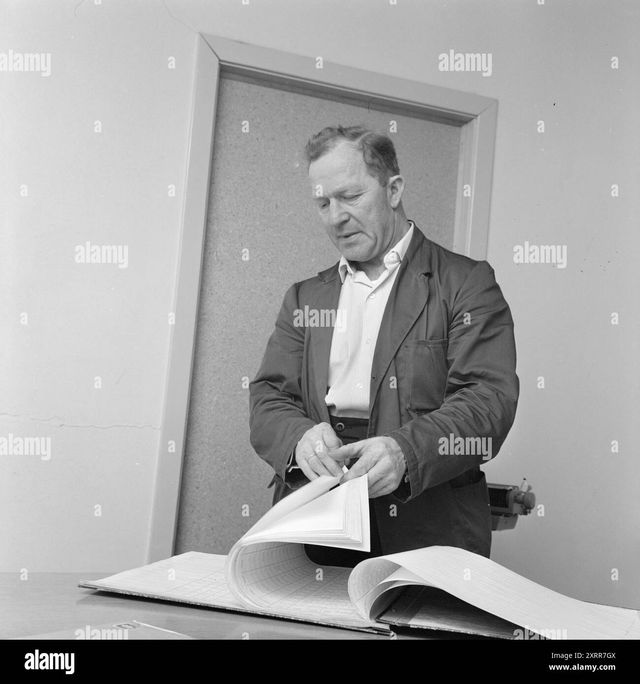 Corrente 1-8-1968: Siljanbygda con cappello in mano. Il proprietario dell'azienda agricola Gerhard Aage Treschow, Larvik, proprietario di circa il 90% del comune di Siljan a Telemark. Prosciuga enormi somme di denaro dalle grandi foreste di Siljan ogni anno, ma non ha pagato un centesimo di imposta sul reddito allo stesso comune negli ultimi cinque anni. E le regole fiscali sono da incolpare. Per la prima volta, Siljan ha ottenuto 100.000 NOK dal fondo di perequazione fiscale. Il capo assessore Serkland sta cercando l'imposta sul reddito di Treschow, ma è molto difficile da trovare. Foto: Aage Storløkken / Aktuell / NTB ***FOTO NON IMMAGINE PROCESSE Foto Stock