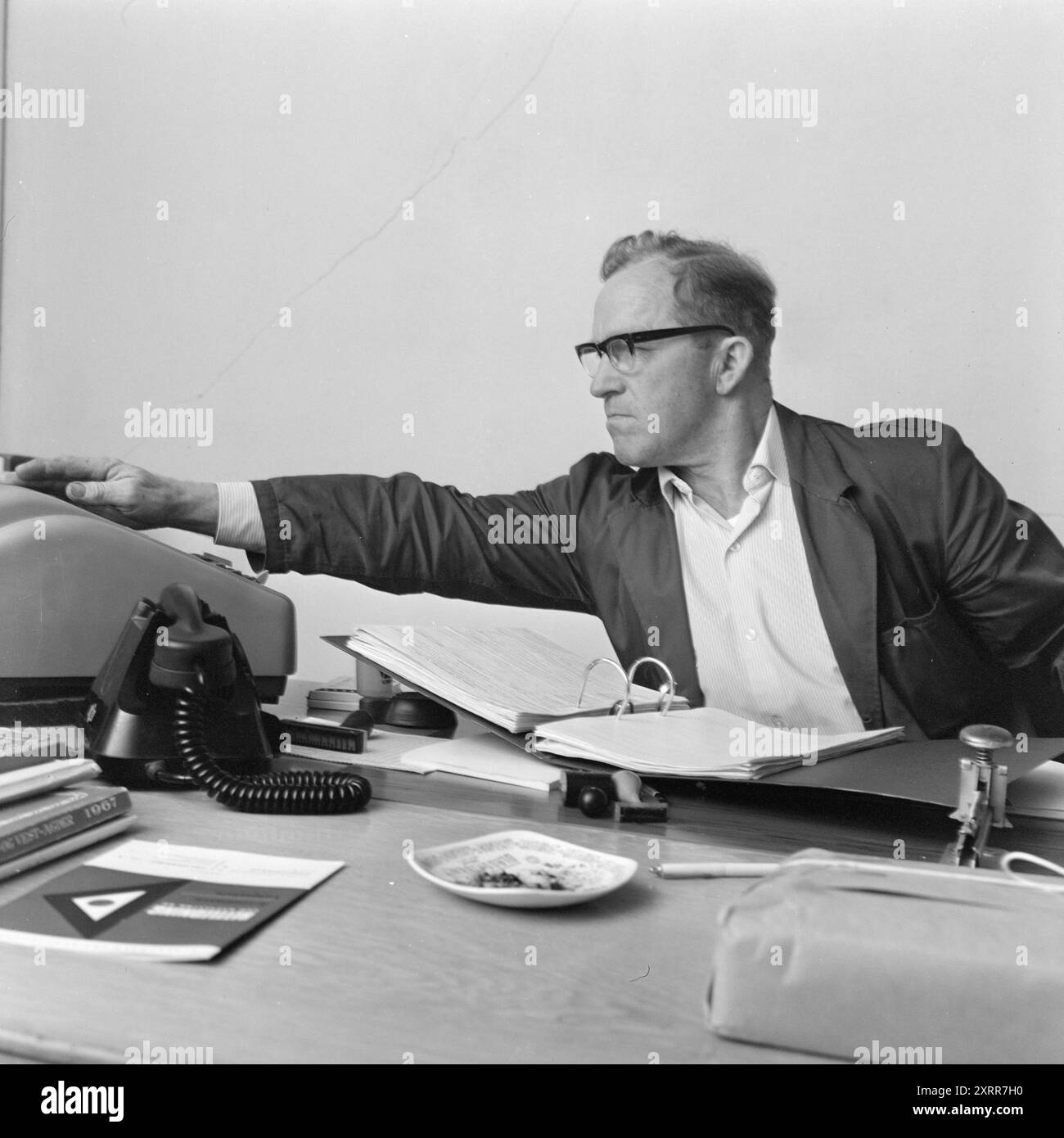 Corrente 1-8-1968: Siljanbygda con cappello in mano. Il proprietario dell'azienda agricola Gerhard Aage Treschow, Larvik, proprietario di circa il 90% del comune di Siljan a Telemark. Prosciuga enormi somme di denaro dalle grandi foreste di Siljan ogni anno, ma non ha pagato un centesimo di imposta sul reddito allo stesso comune negli ultimi cinque anni. E le regole fiscali sono da incolpare. Per la prima volta, Siljan ha ottenuto 100.000 NOK dal fondo di perequazione fiscale. Il capo assessore Serkland sta cercando l'imposta sul reddito di Treschow, ma è molto difficile da trovare. Foto: Aage Storløkken / Aktuell / NTB ***FOTO NON IMMAGINE PROCESSE Foto Stock