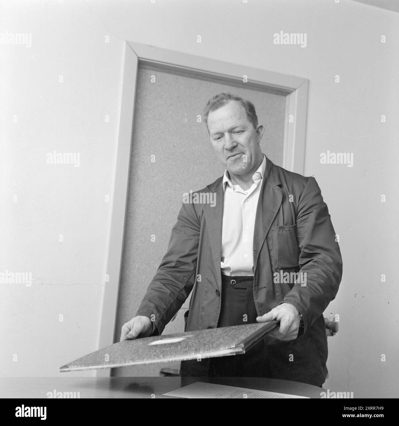 Corrente 1-8-1968: Siljanbygda con cappello in mano. Il proprietario dell'azienda agricola Gerhard Aage Treschow, Larvik, proprietario di circa il 90% del comune di Siljan a Telemark. Prosciuga enormi somme di denaro dalle grandi foreste di Siljan ogni anno, ma non ha pagato un centesimo di imposta sul reddito allo stesso comune negli ultimi cinque anni. E le regole fiscali sono da incolpare. Per la prima volta, Siljan ha ottenuto 100.000 NOK dal fondo di perequazione fiscale. Il capo assessore Serkland sta cercando l'imposta sul reddito di Treschow, ma è molto difficile da trovare. Foto: Aage Storløkken / Aktuell / NTB ***FOTO NON IMMAGINE PROCESSE Foto Stock