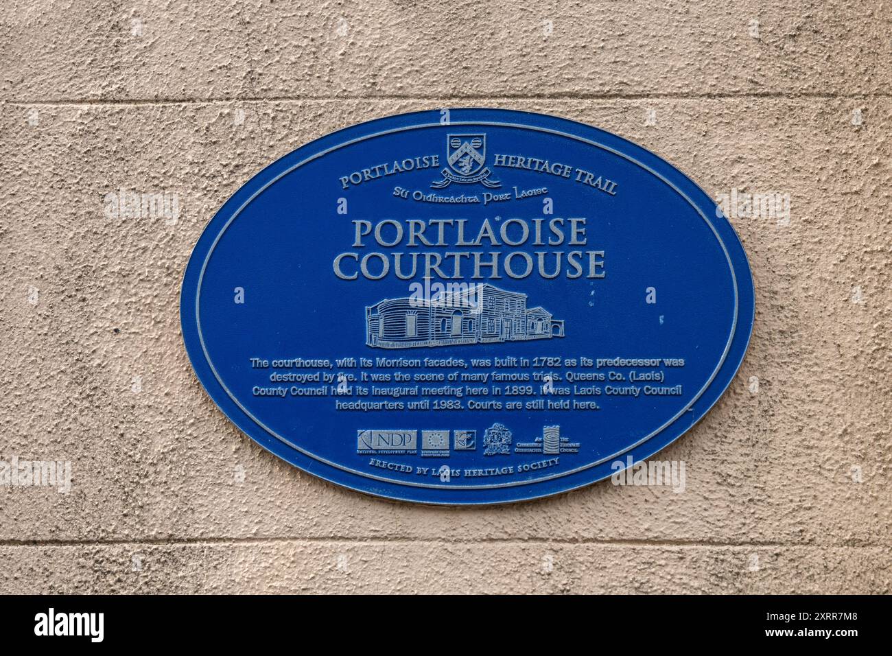 Portlaoise, Contea di Laois, Irlanda, 2 luglio 2024, targa davanti al tribunale di Portlaoise Foto Stock