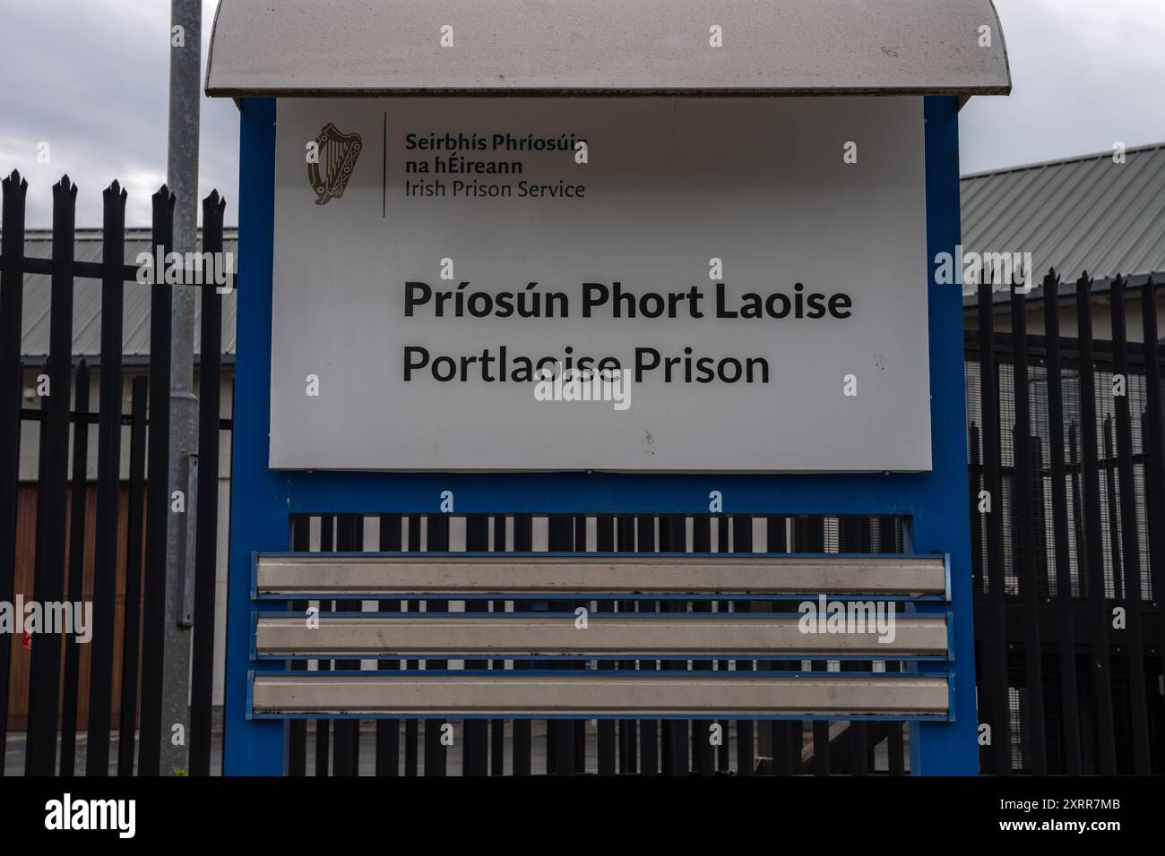 Portlaoise, Contea di Laois, Irlanda, 2 luglio 2024, cartello davanti al carcere di Portlaoise Foto Stock