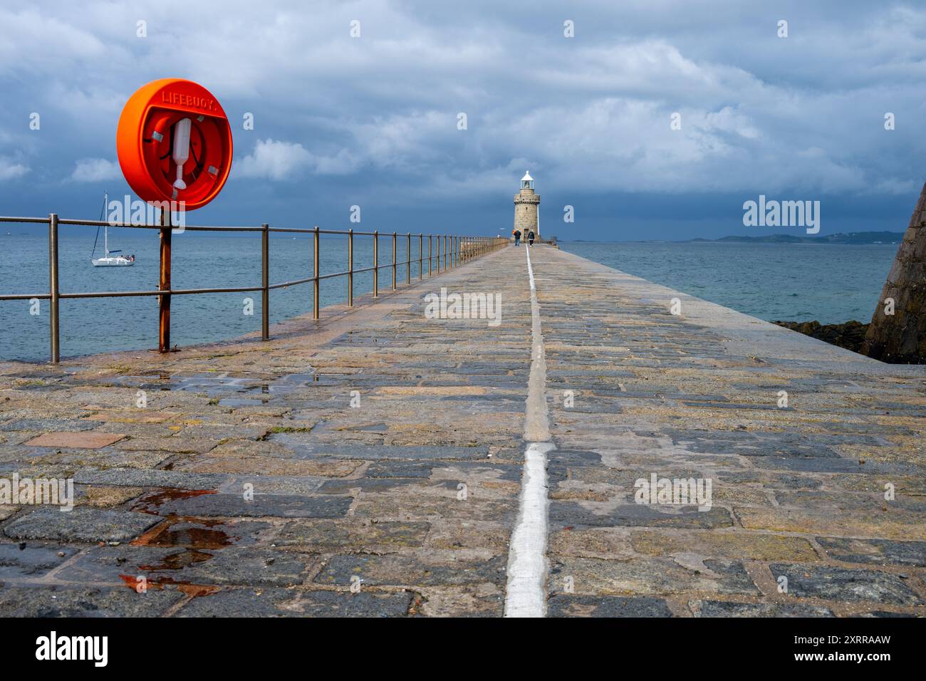 Castle Breakwater and Lighthouse, St Peter Port, Guernsey, Channel Islands, Regno Unito Foto Stock