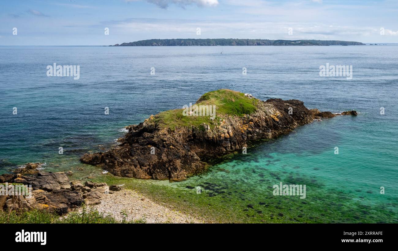 Vista di Sark da Herm Island con Rock in Foreground, Channel Islands UK Foto Stock