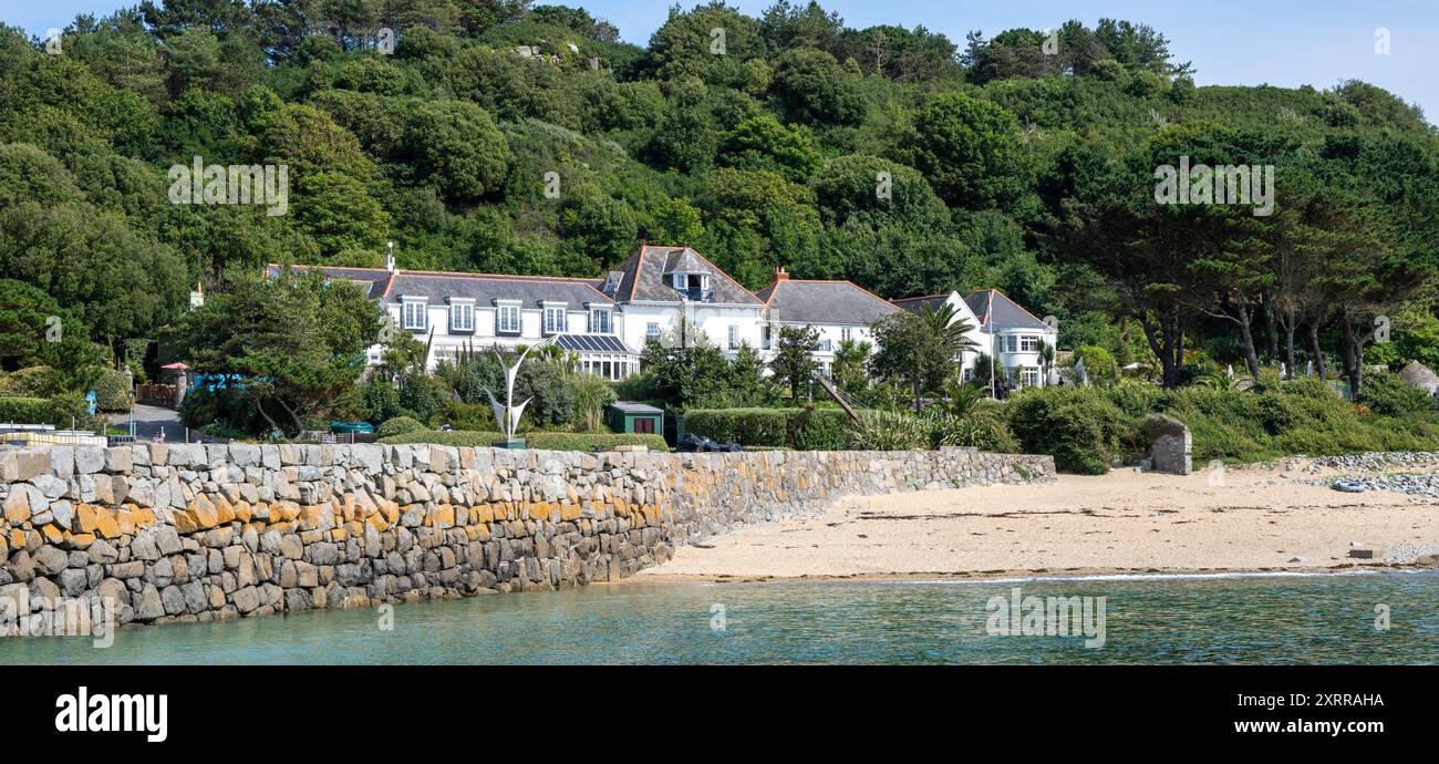 Vista del White House Hotel su Herm Island dal traghetto, Isole del Canale, Regno Unito Foto Stock