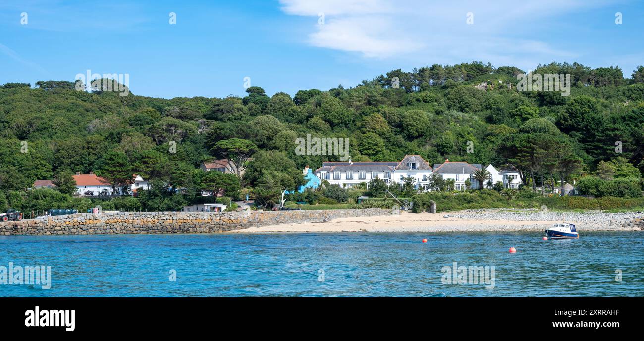 Vista del White House Hotel su Herm Island dal traghetto, Isole del Canale, Regno Unito Foto Stock