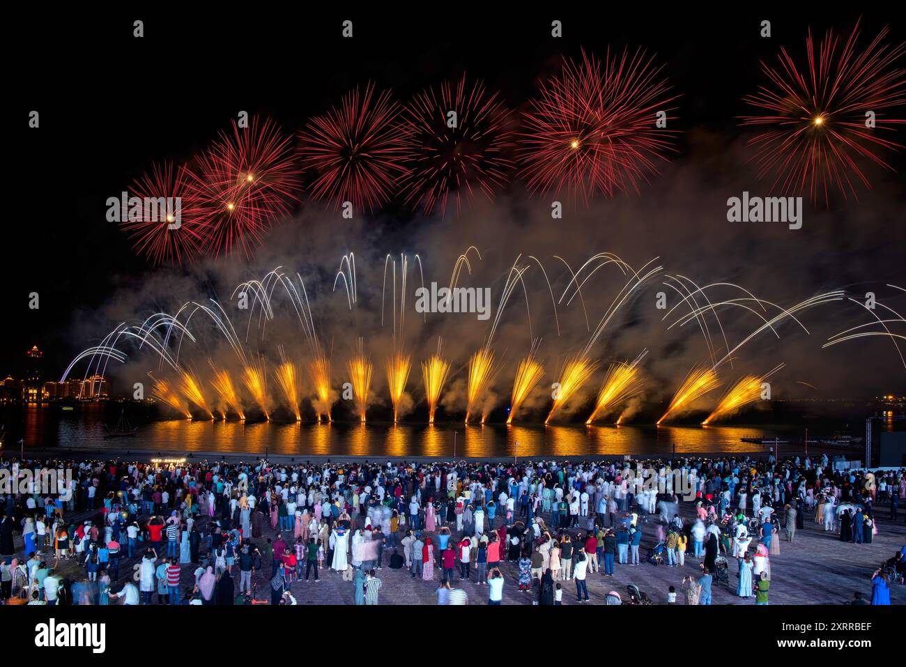 Fuochi d'artificio nel villaggio culturale di Katara durante l'Eid Festival Qatar Foto Stock