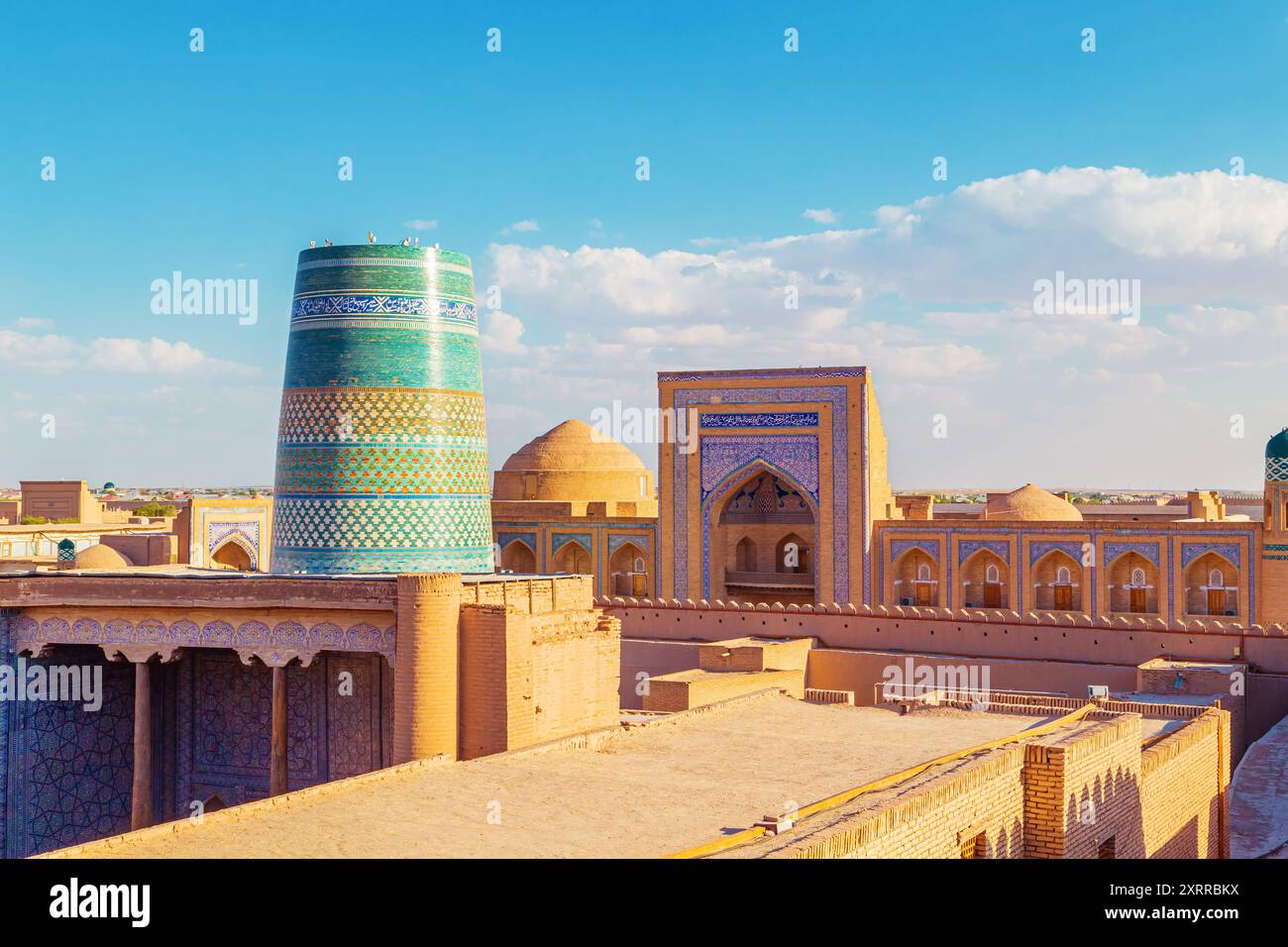 Vista di Ichan-Kala, la città interna di Khiva, dalle mura dell'antica fortezza. Khiva, Uzbekistan - 16 luglio 2024. Foto Stock
